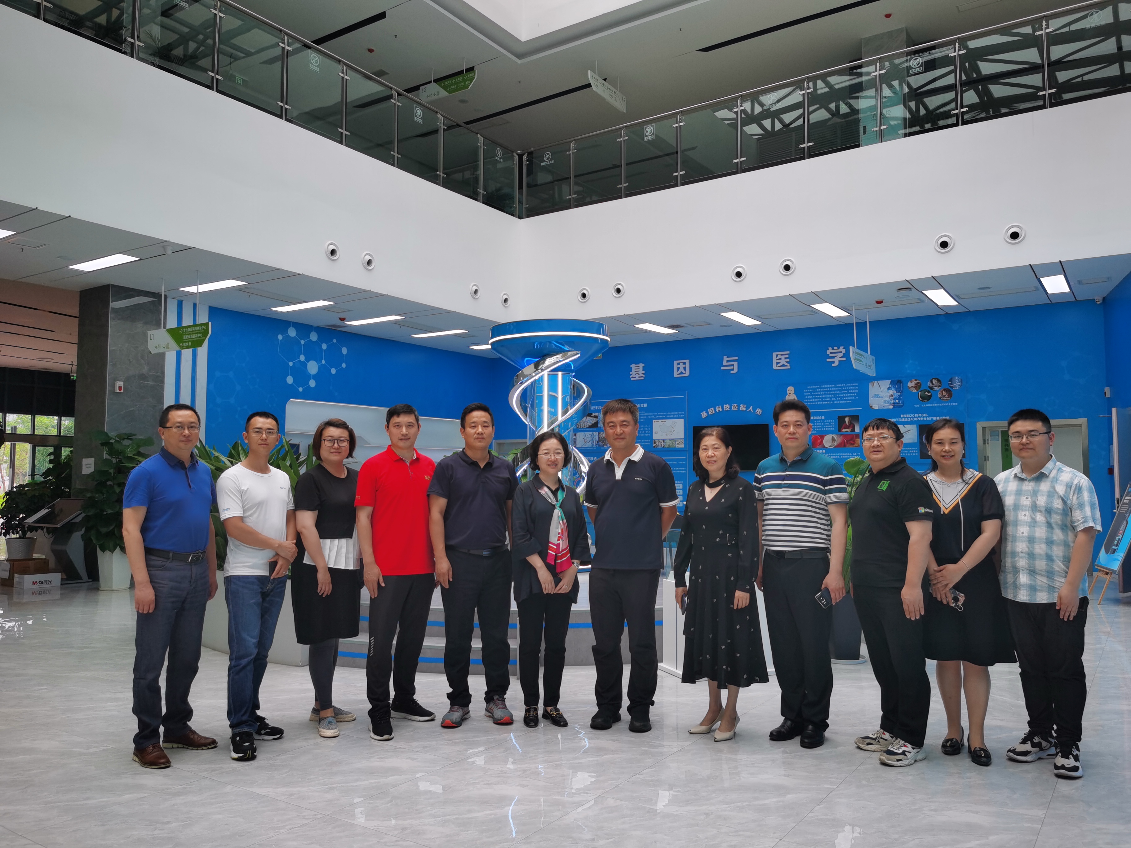 華大集團(tuán)執(zhí)行董事、首席運(yùn)營(yíng)官路軍率隊(duì)到西南醫(yī)投集團(tuán)調(diào)研