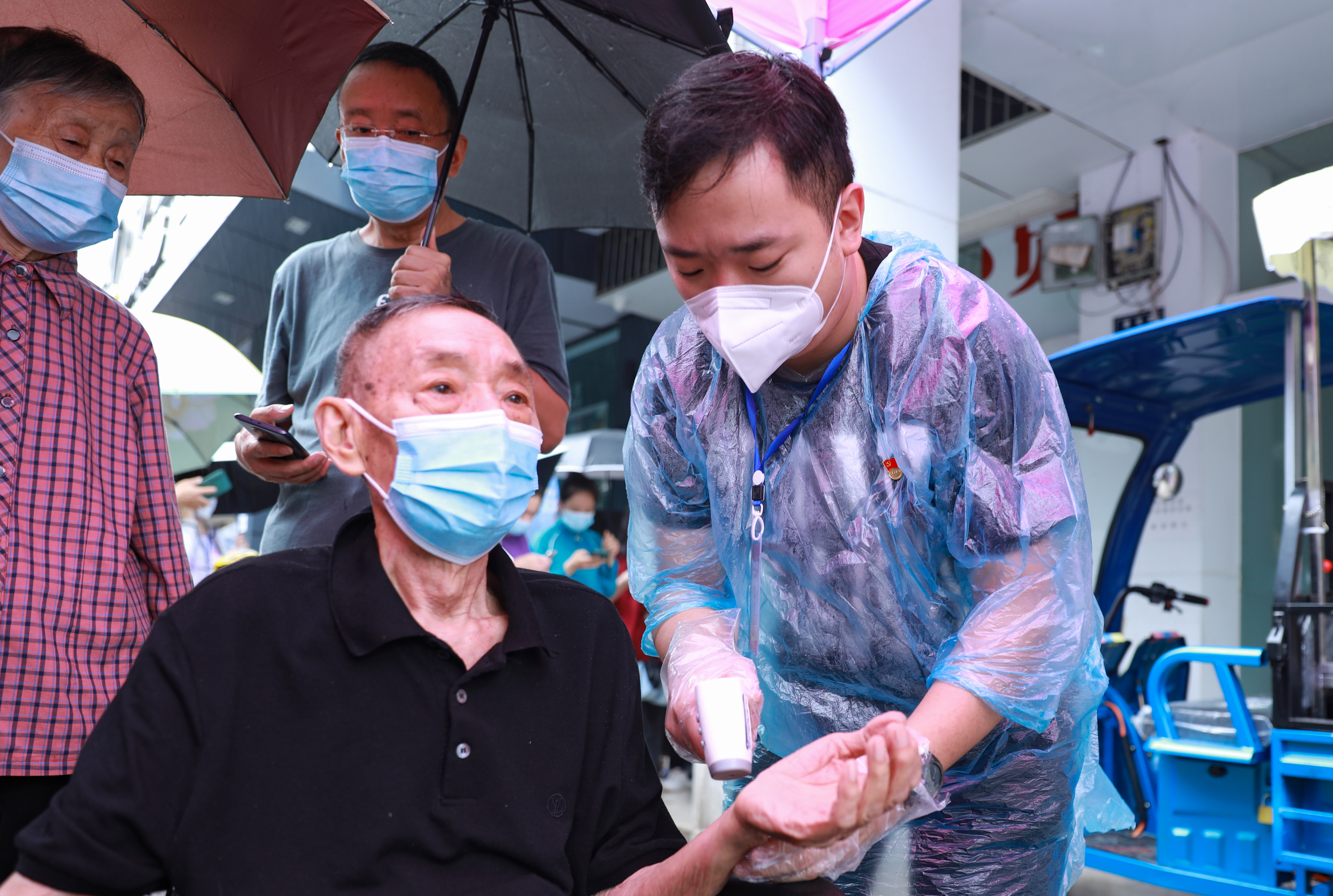 微光如炬 同心抗疫 讓黨徽在戰(zhàn)“疫”一線熠熠生輝——記基層黨員干部書(shū)寫(xiě)抗疫答卷紀(jì)實(shí)