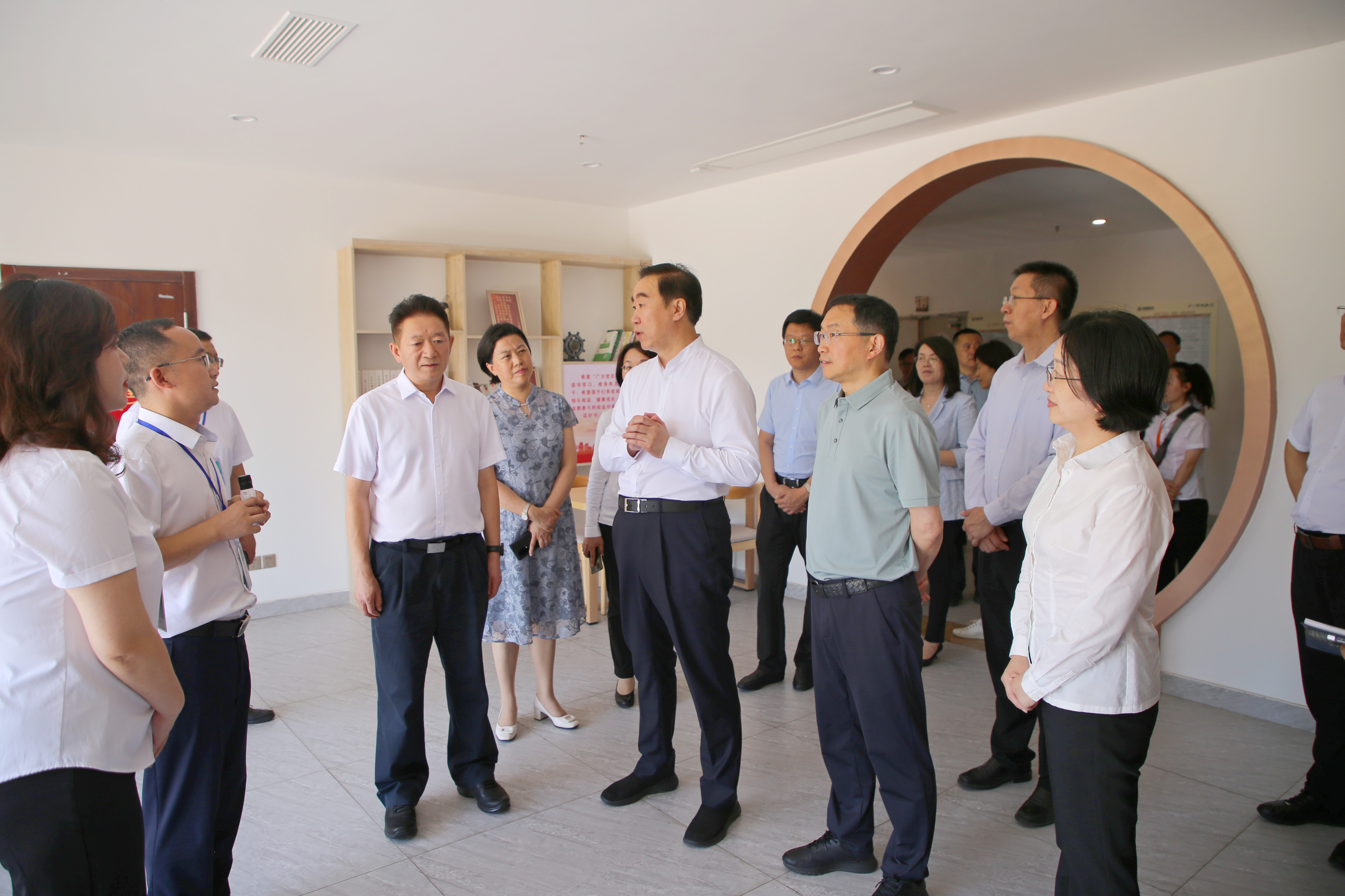 全國(guó)人大教科文衛(wèi)委副主任委員、農(nóng)工黨中央專(zhuān)職副主席楊關(guān)林視察春江酒城嘉苑