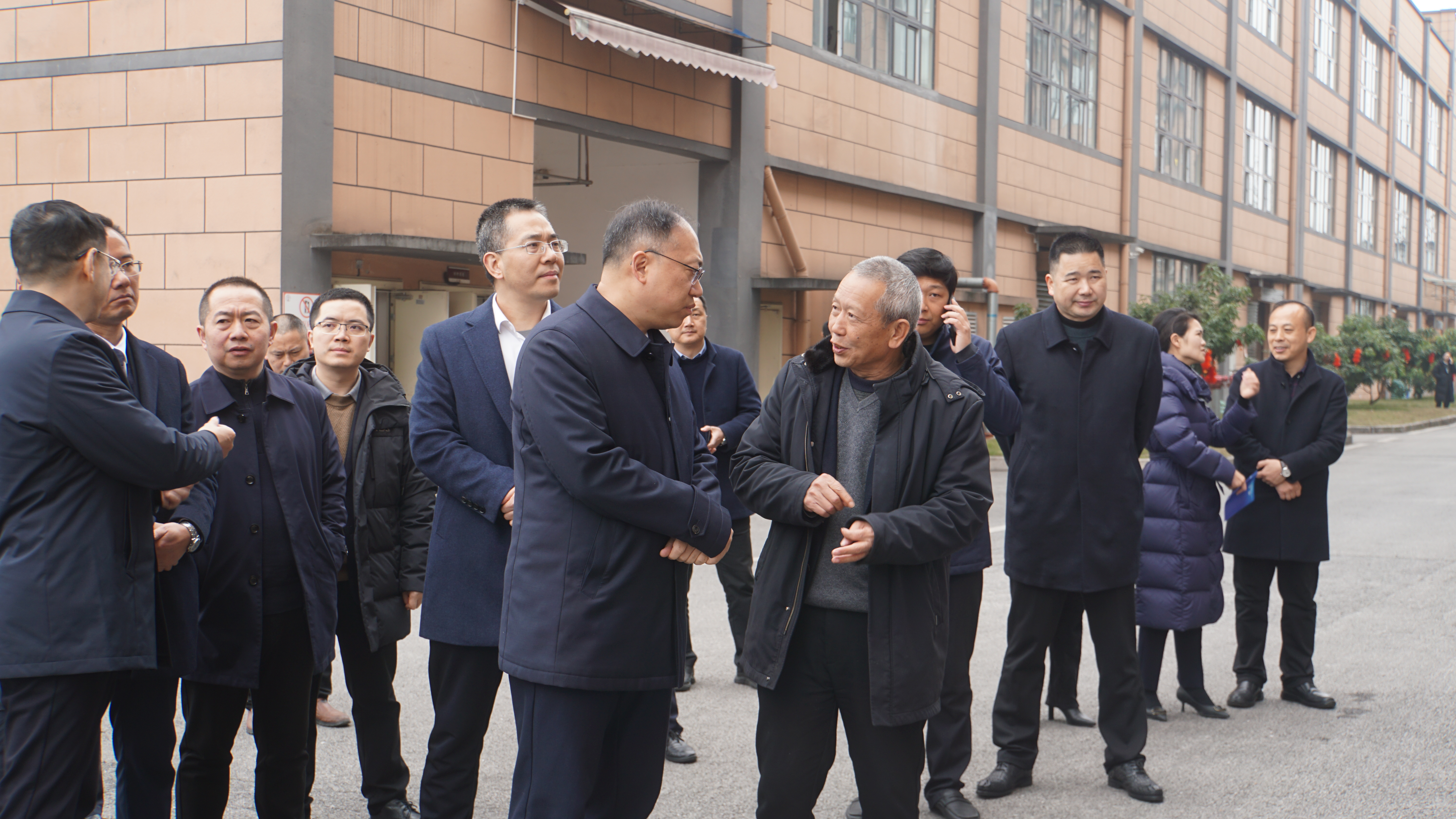 瀘州市市委常委、江陽區(qū)委書記郭宏川率30余家企事業(yè)單位調(diào)研天植中藥公司