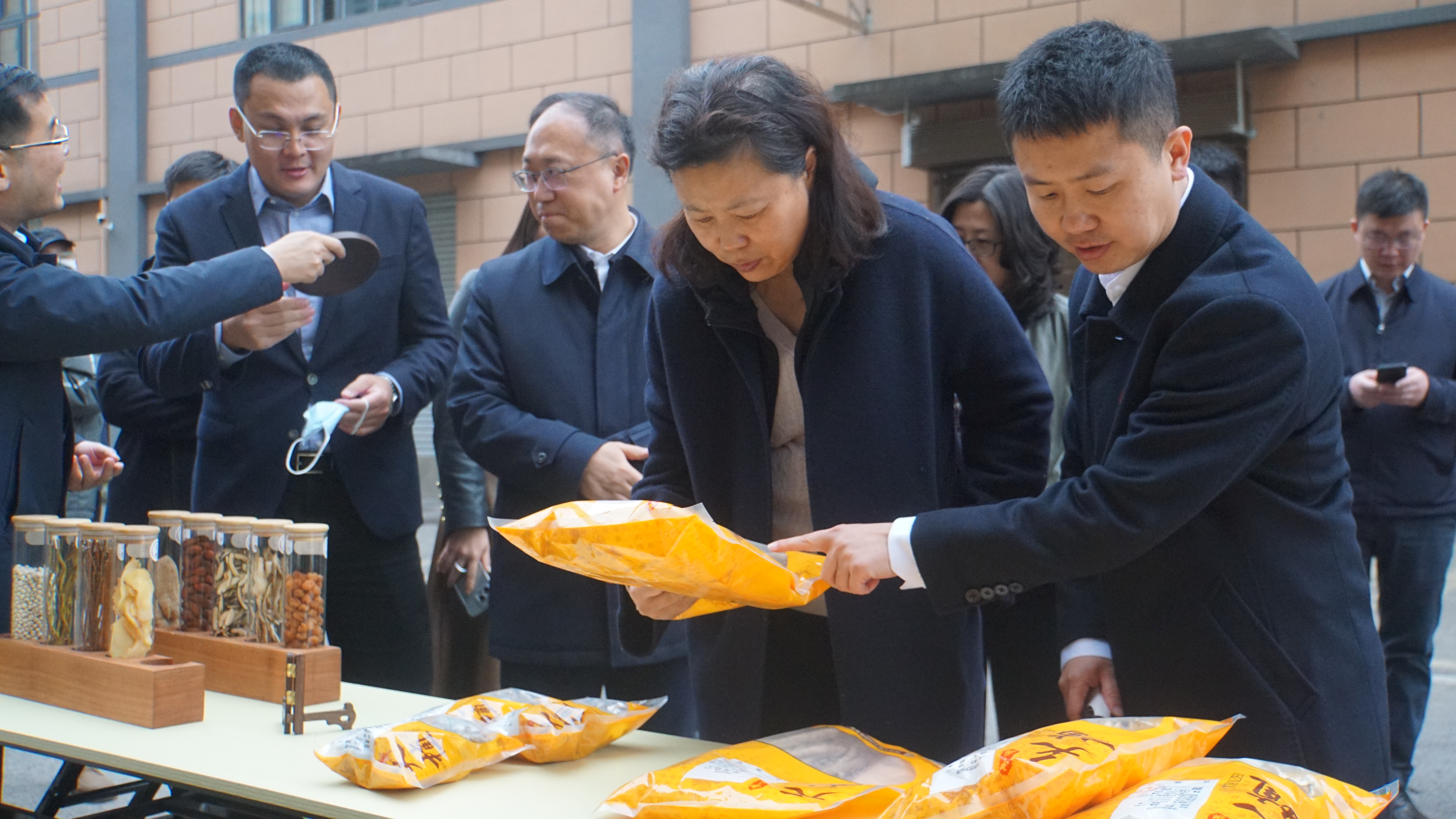 國家藥品監(jiān)督管理局原一級巡視員、研究員張培培率隊(duì)調(diào)研天植中藥公司